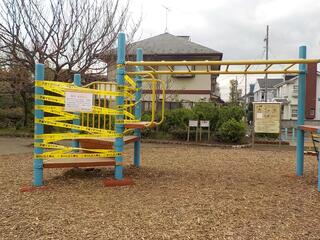 壊れて使用禁止になった鉄製の大型遊具