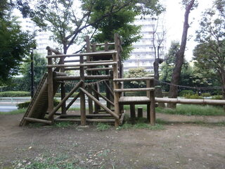 経年劣化した木製の大型遊具