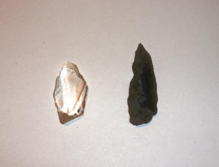 　左　水晶製ナイフ形石器　右　安山岩製ナイフ形石器