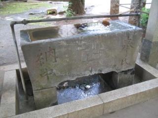 八幡神社の水盤の写真