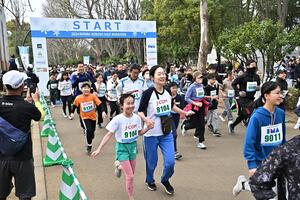 2024大会の様子（2人1組で走る「マイルラン」光が丘公園の桜の中をペアで駆け抜けます）