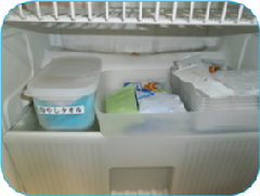 発熱や打撲の時に使えるように冷蔵庫に濡れたタオルや保冷剤を入れている写真