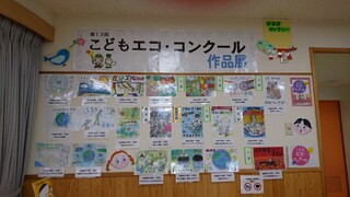 図書館での展示風景（左）