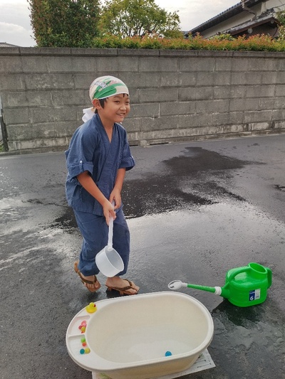 道路で打ち水