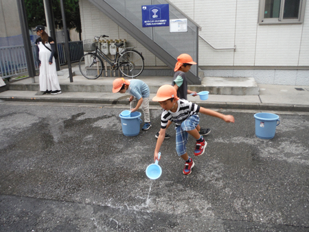 保育園打ち水