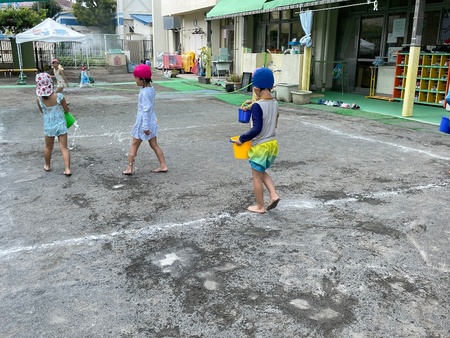 保育園での打ち水