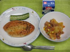 練馬じゃがいもと鶏肉の揚げ煮献立の写真