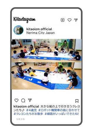 年少組が大きな紙にクレヨンで絵を描く写真