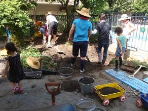 池の穴掘りを子供たちも手伝う