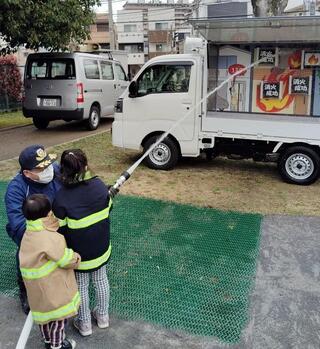 防災訓練車を使った放水体験の画像