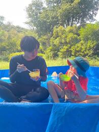 プールでそうめんを食べる