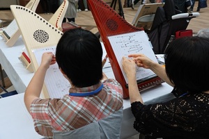 ワークショップの様子（ヘルマンハープ）