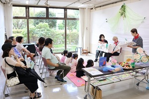 絵本読み聞かせの様子