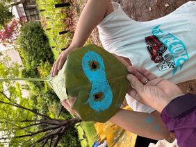 葉っぱで遊ぼうの様子