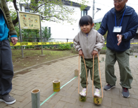 竹ぽっくり体験の様子