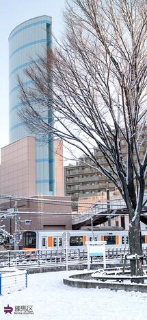 電車の見える公園の雪景色の写真