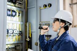 点検している写真