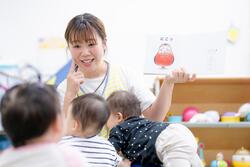 読み聞かせしている写真