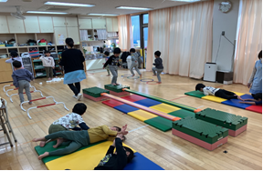 園庭で遊ぶ様子